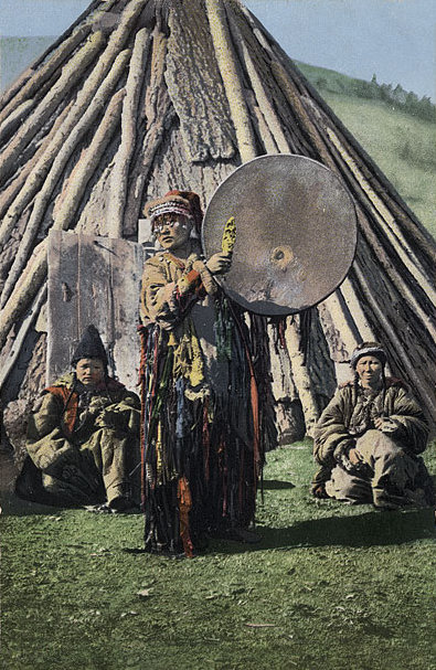 Schamane vom Altai mit seiner Trommel vor einem Zelt, historische Aufnahme